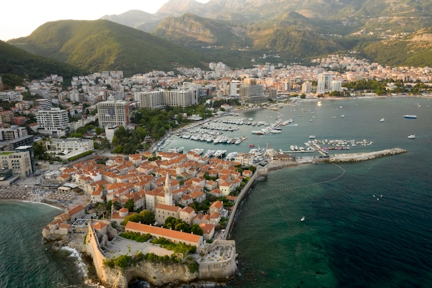 Vista aérea de la ciudad de Budva en Montenegro