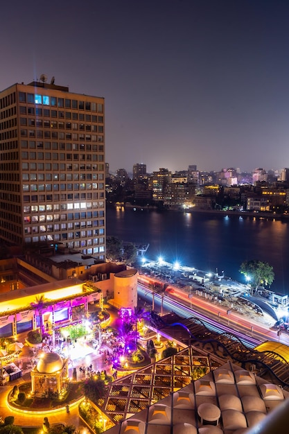 Vista aérea de la ciudad de el cairo por la noche a lo largo del río nilo skyline de la ciudad africana de egipto