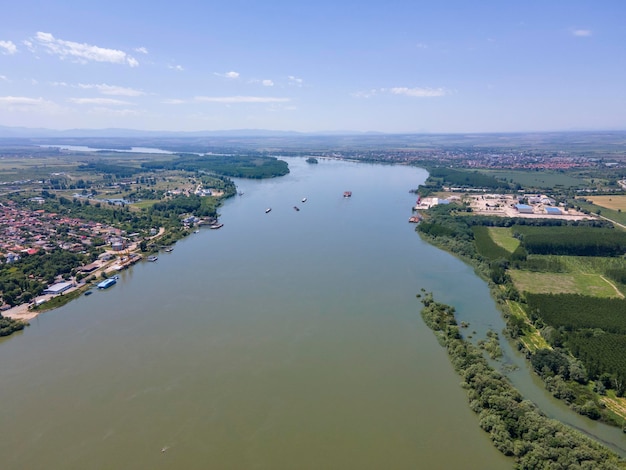 Foto vista aérea de la ciudad de calafat en la costa del río danubio, rumania