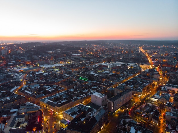 Vista aérea de la ciudad en calles nocturnas en luces de auto