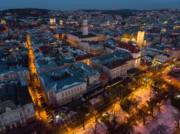 Vista aérea de la ciudad en calles nocturnas en luces de auto
