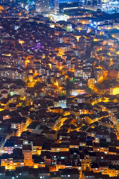 Vista aérea de la ciudad con casas y calles iluminadas por la noche Estambul Turquía