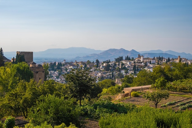 Vista aérea de la ciudad con el centro histórico de Granada con una parte del castillo de Alcazaba y Sierra Nevada al fondo