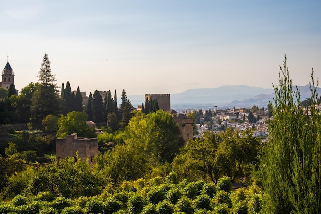 Vista aérea de la ciudad con el centro histórico de Granada con una parte del castillo de Alcazaba y Sierra Nevada al fondo