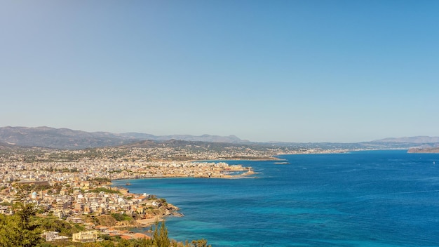 Vista aérea de la ciudad de Chania con puerto viejo en la isla de Creta, Grecia.