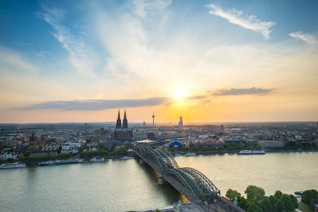 Una vista aérea de la ciudad de colonia al atardecer en alemania. Tomada afuera con una 5D mark III.