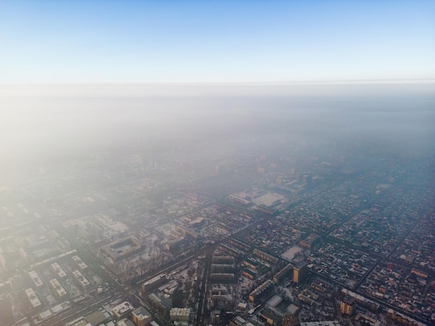 Vista aérea de la ciudad contaminada cubierta de smog