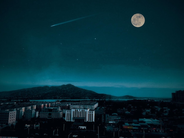 Vista aérea de la ciudad contra el cielo nocturno