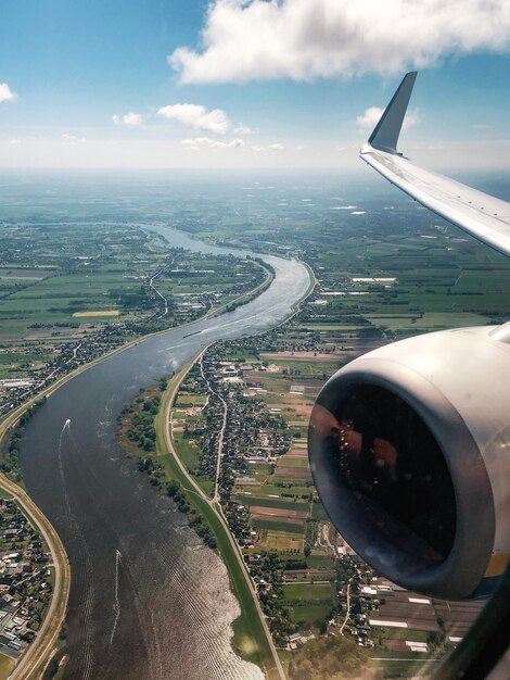 Vista aérea de la ciudad contra el cielo