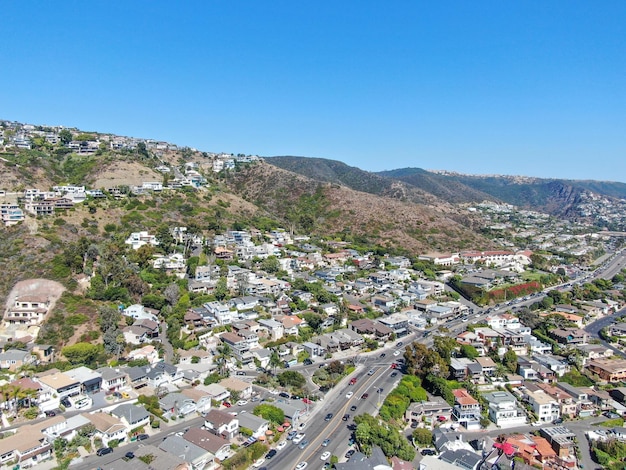 Vista aérea de la ciudad costera de Laguna Beach con vilas en las colinas de la costa sur de California