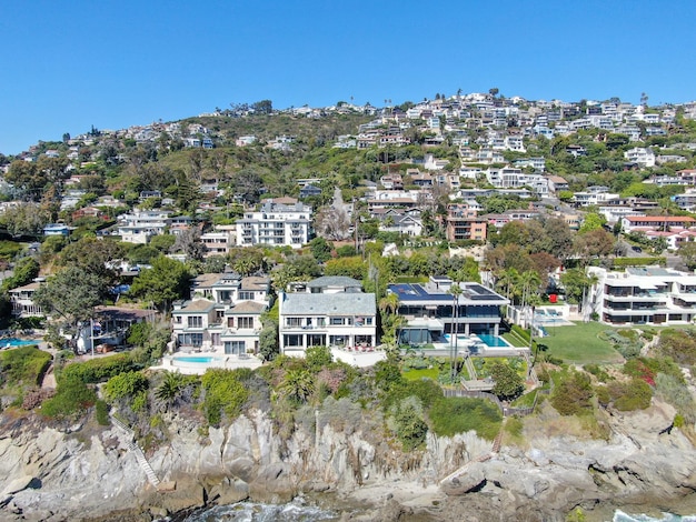 Vista aérea de la ciudad costera de Laguna Beach con vilas en las colinas de la costa sur de California