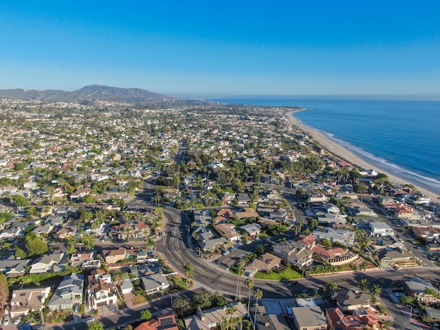 Vista aérea de la ciudad costera de San Clemente y la playa del condado de Orange, California, EE.UU.