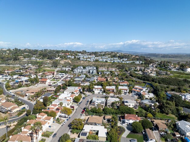 Vista aérea de la ciudad costera de Solana Beach en el condado de San Diego, sur de California, Estados Unidos.