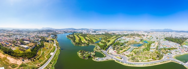 Vista aérea de la ciudad de Da Lat hermoso destino turístico en las tierras altas centrales de Vietnam. Claro cielo azul. Desarrollo urbano, parques verdes ciudad lago.