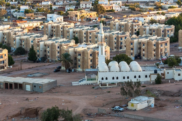 Vista aérea de la ciudad de Dahab y una mezquita de la montaña cercana, South Sinai, Egipto