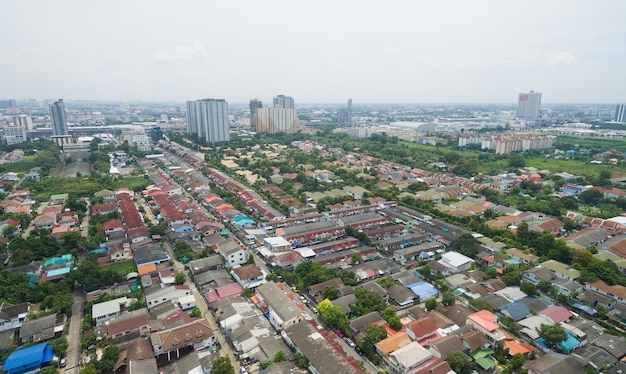 Vista aérea de la ciudad desde un dron volador en Nonthaburi Tailandia vista superior de la ciudad