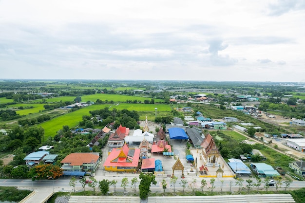 Vista aérea de la ciudad desde un dron volador en Wat Prem Prachakon Chiang Rak Noi Bang Pain District Phra Nakhon Si AyutthayaThailand