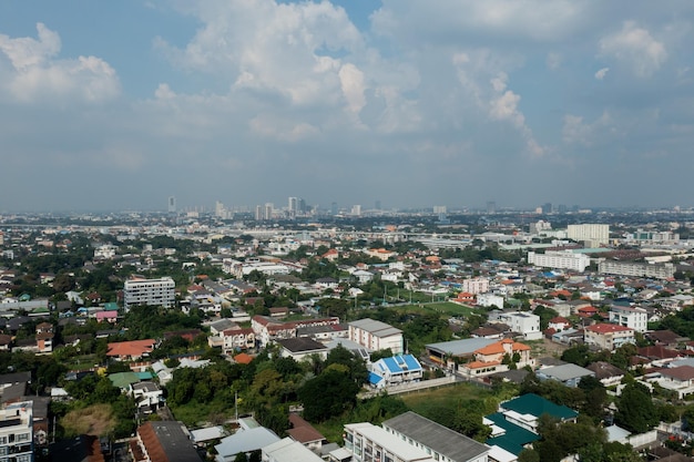 Vista aérea de la ciudad desde drone volador en Nonthaburi, Tailandia, paisaje de vista superior