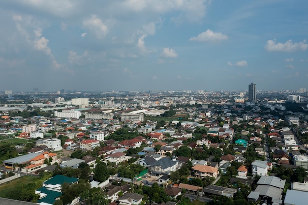 Vista aérea de la ciudad desde drone volador en Nonthaburi, Tailandia, paisaje de vista superior