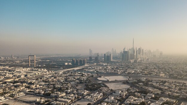 Vista aérea de la ciudad de Dubai antes del atardecer