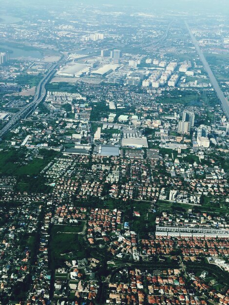 Foto vista aérea de la ciudad y los edificios