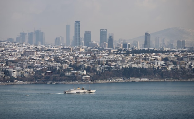 Vista aérea de la ciudad de Estambul en día de nieve