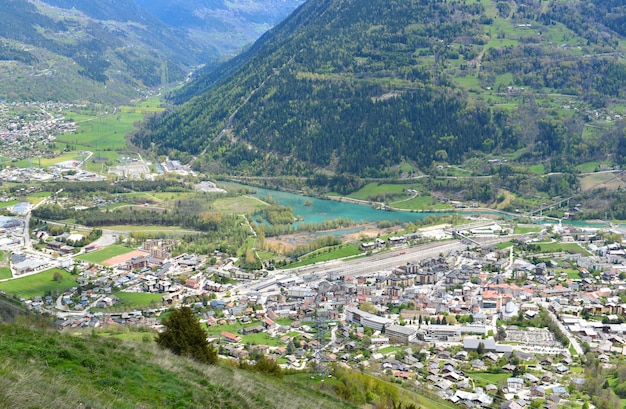 Vista aérea de la ciudad europea alpina en un valle - Bourg-Saint-Maurice