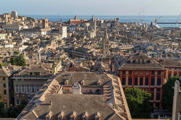 Vista aérea de la ciudad de Génova desde el panorama del ascensor Castelletto