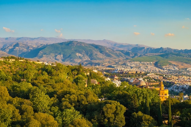 Vista aérea de la ciudad de Granada con Sierra Nevada al fondo
