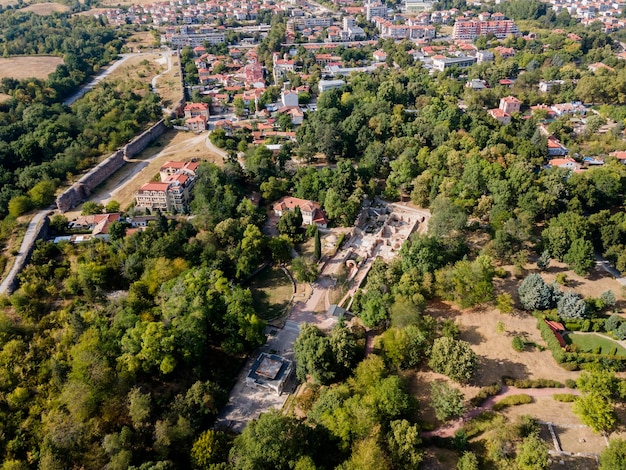 Foto vista aérea de la ciudad de hisarya, bulgaria