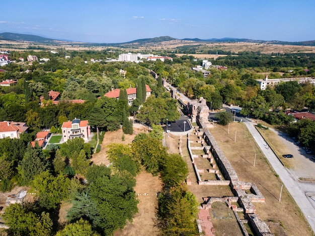 Foto vista aérea de la ciudad de hisarya, bulgaria