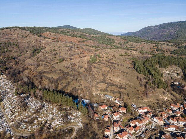 Vista aérea de la ciudad histórica de Batak Bulgaria