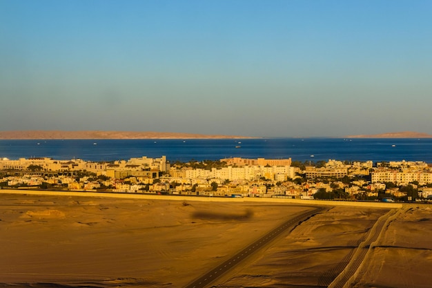Vista aérea de la ciudad de Hurghada desde el avión