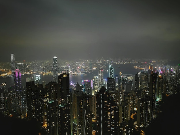 Vista aérea de la ciudad iluminada por la noche