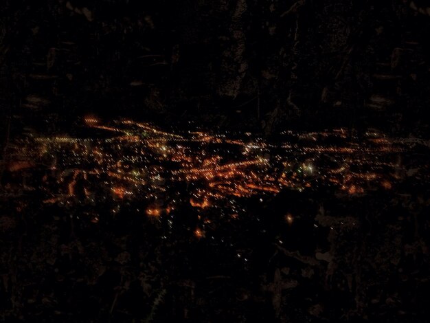 Foto vista aérea de la ciudad iluminada por la noche