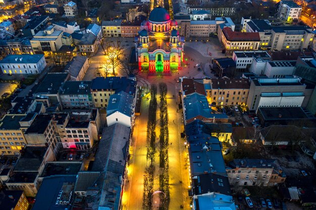 Foto vista aérea de la ciudad iluminada