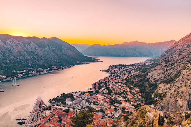 Vista aérea de la ciudad de kotor al atardecer