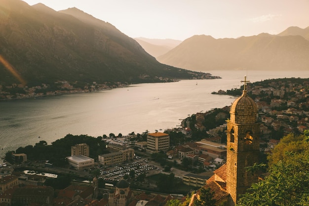 Vista aérea de la ciudad de Kotor al atardecer