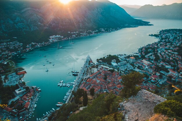 Vista aérea de la ciudad de Kotor al atardecer