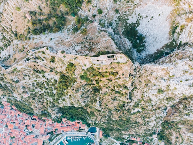 Vista aérea de la ciudad de kotor en montenegro. barcos y barcos en el muelle