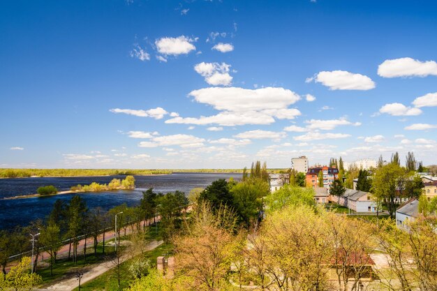 Vista aérea de la ciudad de Kremenchug y el río Dnieper en Ucrania