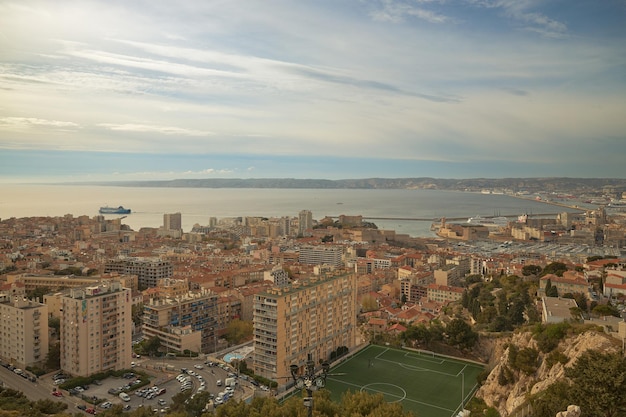 Vista aérea de la ciudad de Marsella, Francia, al atardecer