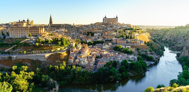 Vista aérea de la ciudad medieval de Toledo con el río Tajo a sus pies España