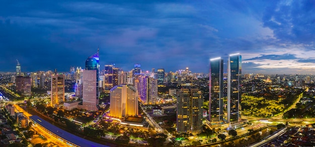 Vista aérea de la ciudad metropolitana de noche