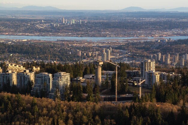 Vista aérea de la ciudad de la montaña Burnaby y la Universidad Simon Fraser