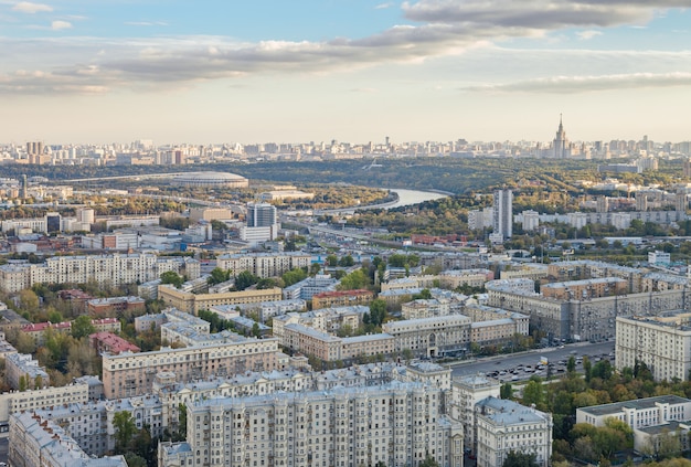 Vista aérea de la ciudad de Moscú con la Universidad Estatal Lomonosov de Moscú y el Estadio Luzhniki