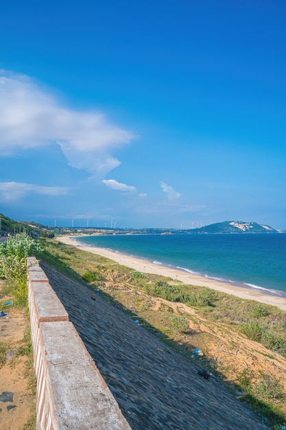 Vista aérea de la ciudad de Mui Ne Binh Thua con hermosa puesta de sol y tantos barcos Vista panorámica costera de Mui Ne desde arriba con olas Calles costeras Cocoteros Phan Thiet