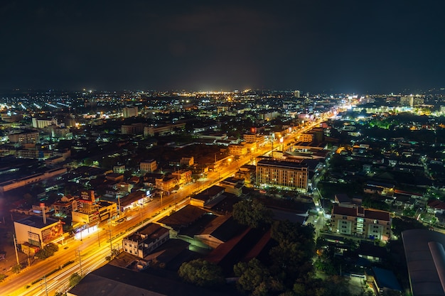 Vista aérea de la ciudad de Nakhon Ratchasima o Korat en la noche, Tailandia