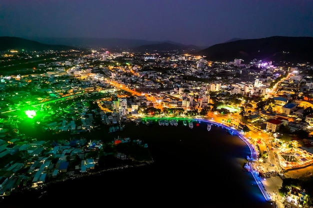 Vista aérea de la ciudad nocturna de Duong Dong, Phu Quoc, Vietnam, este es un centro lleno de gente y bullicioso en el