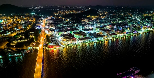 Vista aérea de la ciudad nocturna de Ha Tien, Kien Giang, Vietnam, este es un centro lleno de gente y bullicioso